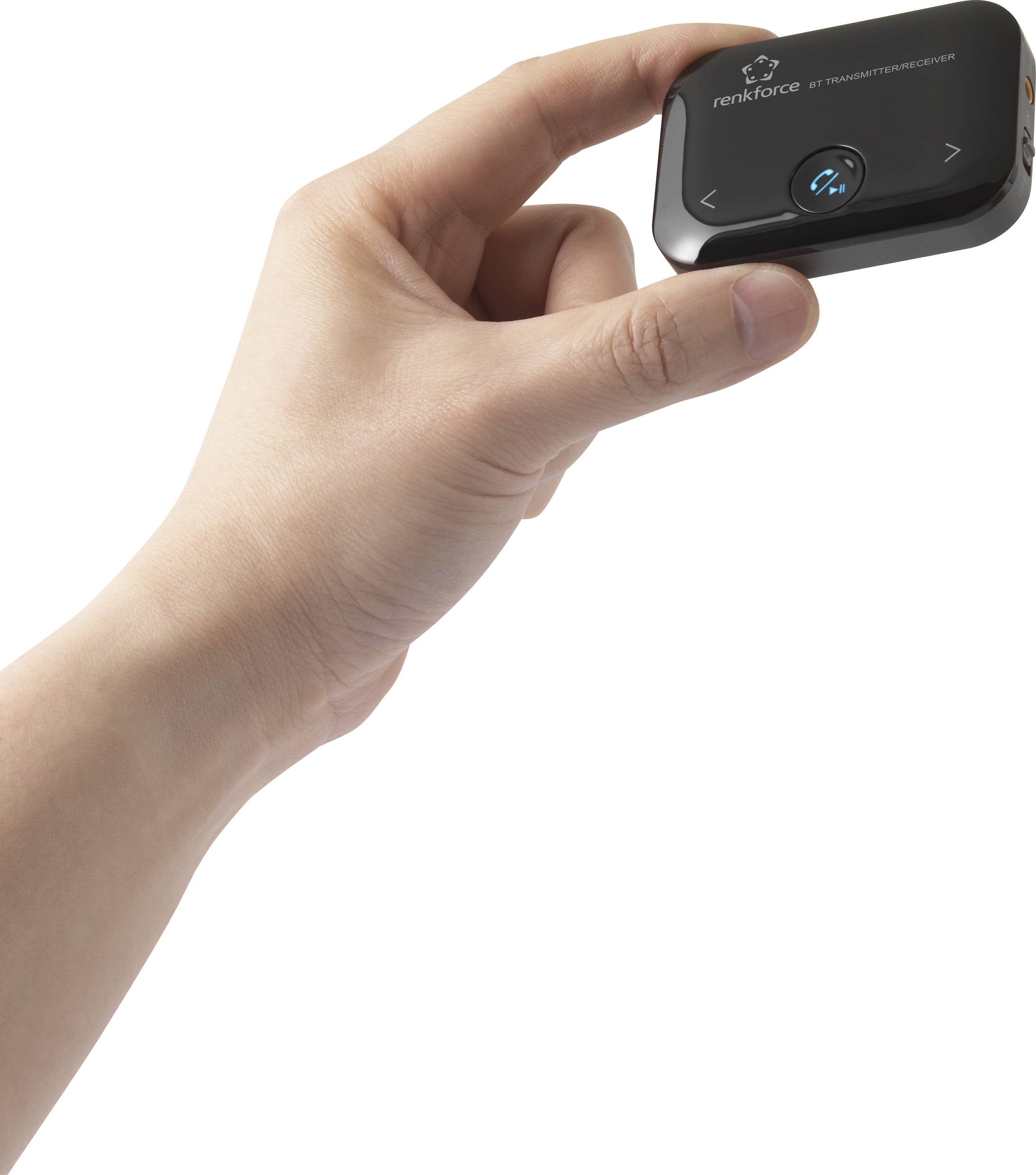 Eine Hand hält ein kleines, rechteckiges, schwarzes elektronisches Gerät mit einem blauen Symbol und Markenlogo darauf.