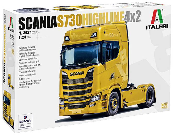 Verpackung eines Modellbausatzes des Scania S730 Highline 4x2, Maßstab 1:24, zeigt detailliertes gelbes LKW-Modell mit Zubehör.