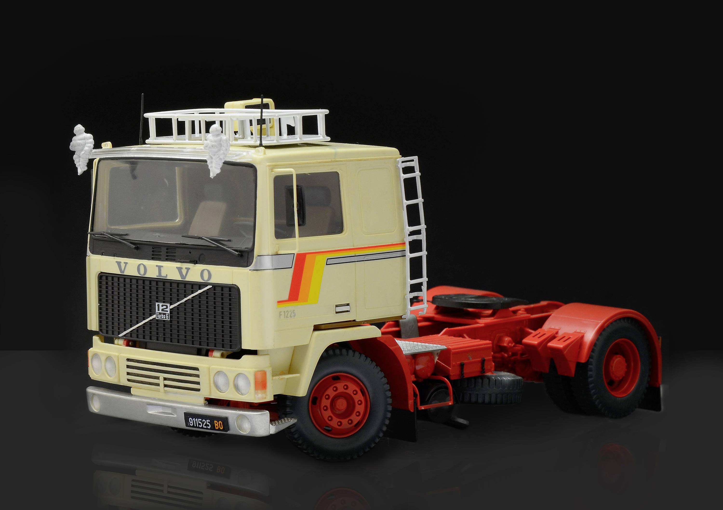 Italeri 3957 Volvo F-12 Intercooler Low Roof Truckmodell Bausatz 1:24
