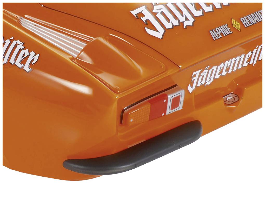 Ein orangefarbenes Auto mit 'Jägermeister'-Logo und Schriftzug, Ansicht des hinteren Teils mit Rücklicht und Stoßstange.