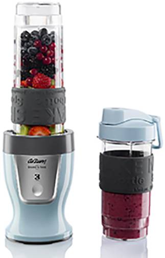 Ein Mixer mit transparentem Behälter, gefüllt mit Beeren, neben einem zusätzlichen Becher mit fertigem Frucht-Smoothie.