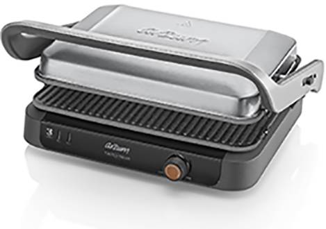 Ein silberner Kontaktgrill mit Rillen und einem Griff auf einer schwarzen Basis. Der orangefarbene Knopf dient zum Einstellen der Temperatur.