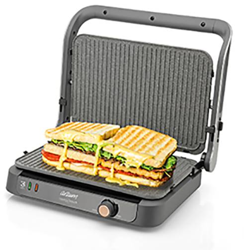Ein elektrischer Grill mit offenem Deckel, darin zwei Paninis mit geschmolzenem Käse, Salat und Tomaten. Der Grill hat Bedienelemente an der Vorderseite.