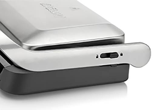 Silbernes und schwarzes Küchengerät, wahrscheinlich ein Sandwich-Toaster oder Panini-Grill, mit einem Hebel und Bedienknopf.