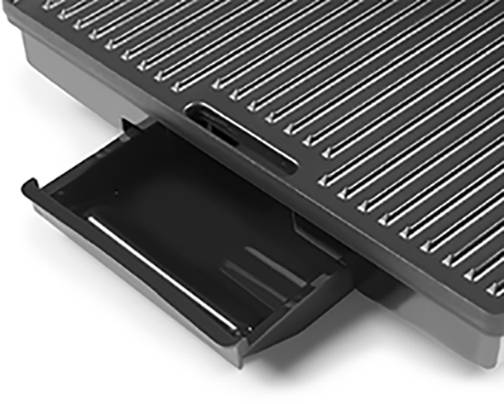 Elektrogrill mit herausziehbarer Fettauffangschale, geeignet für Innenbereiche. Dezentes, modernes Design aus Metall.