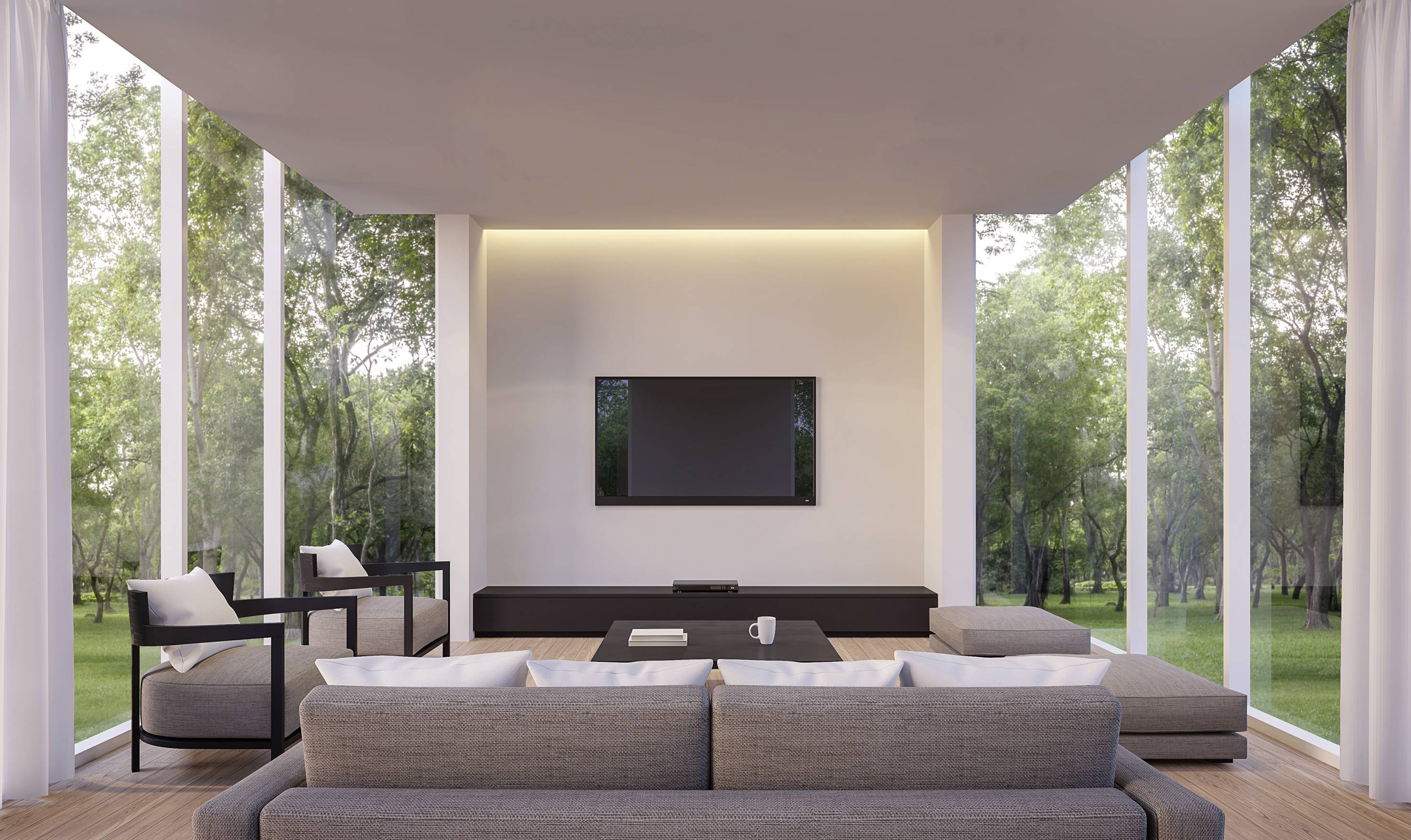 Modernes Wohnzimmer mit großen Glaswänden, Blick auf grünen Garten. Graues Sofa, Fernseher an der Wand, minimalistische Einrichtung.