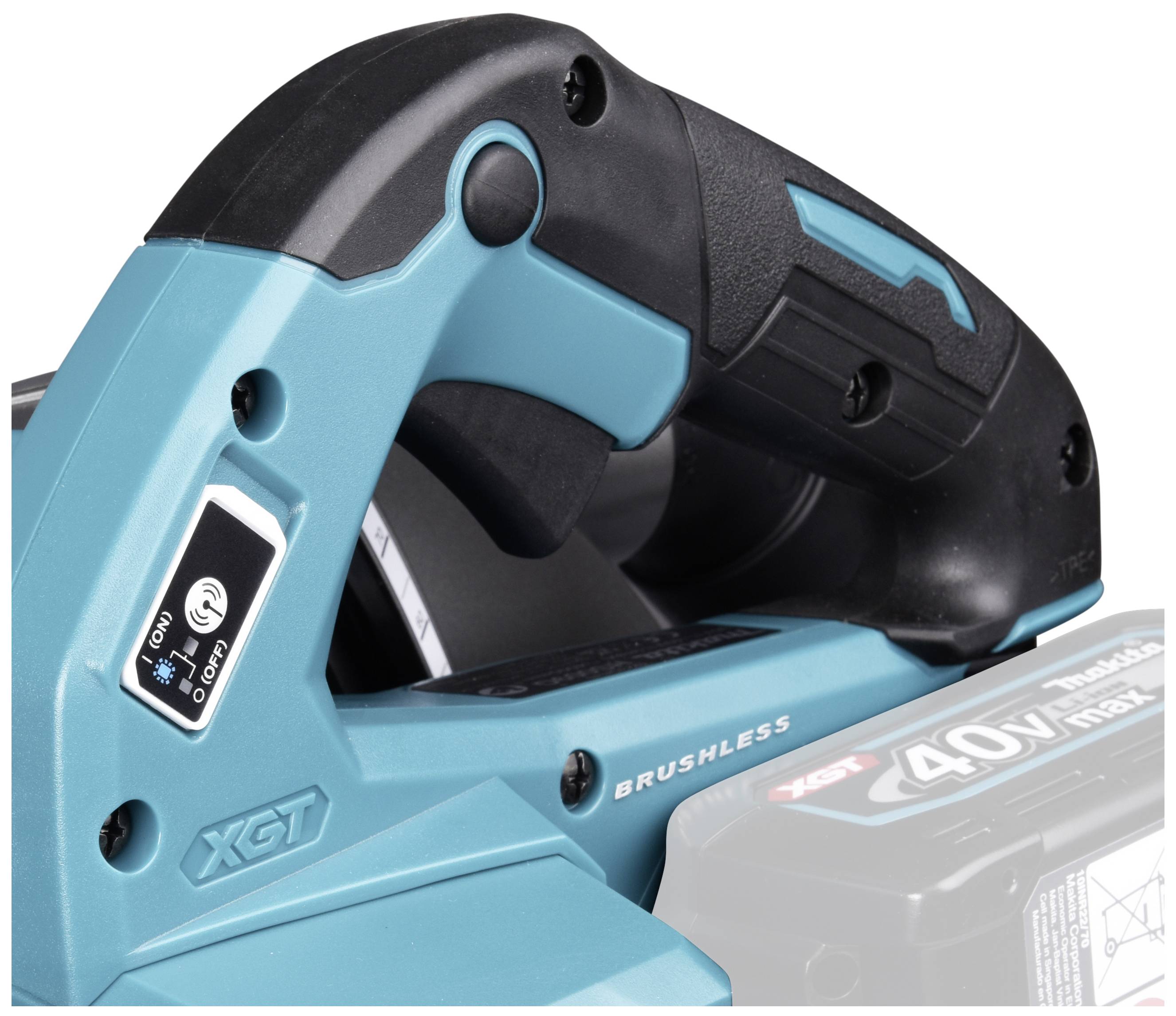 Der Griff eines blauen Elektrowerkzeugs mit schwarzem Akzent, Knopf und Schriftzug 'Brushless', zeigt Detailansicht eines Akkus.