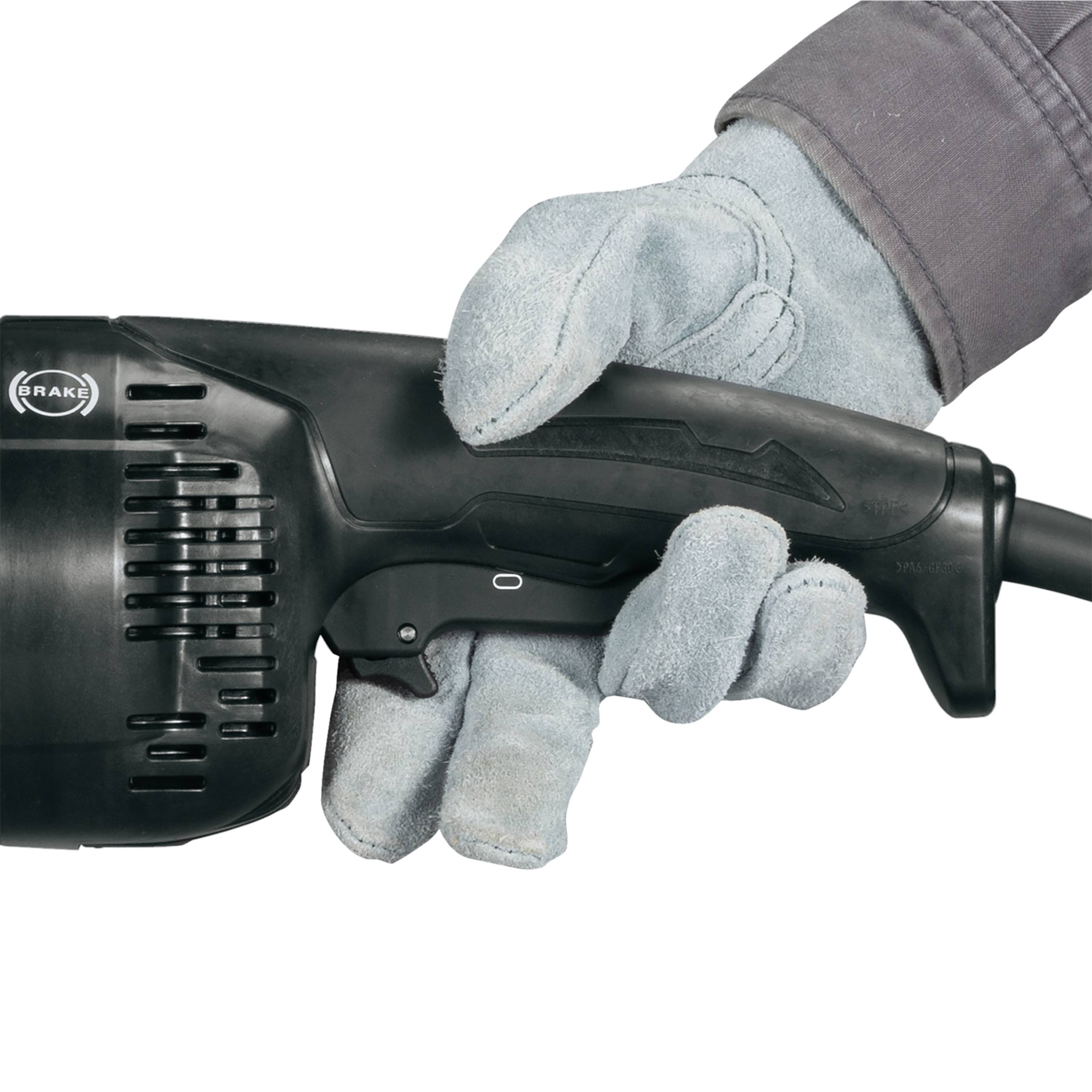 Eine behandschuhte Hand hält ein schwarzes Elektrowerkzeug, das möglicherweise ein Bohrgerät oder Schleifer ist.