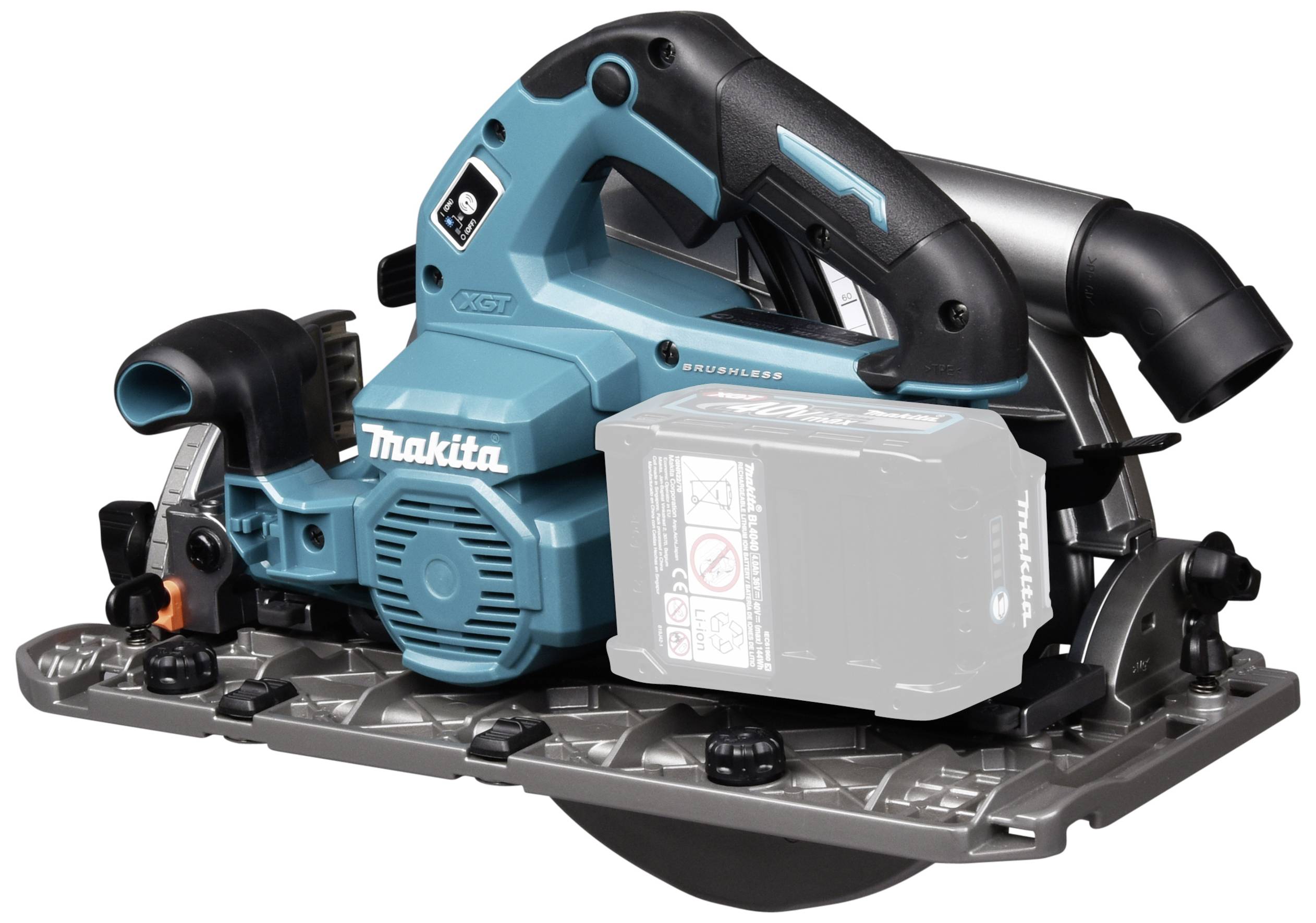 Eine blaue, kabellose Handkreissäge auf einem Tisch. Die Säge ist eingeschaltet, aber ohne sichtbare Bewegung.