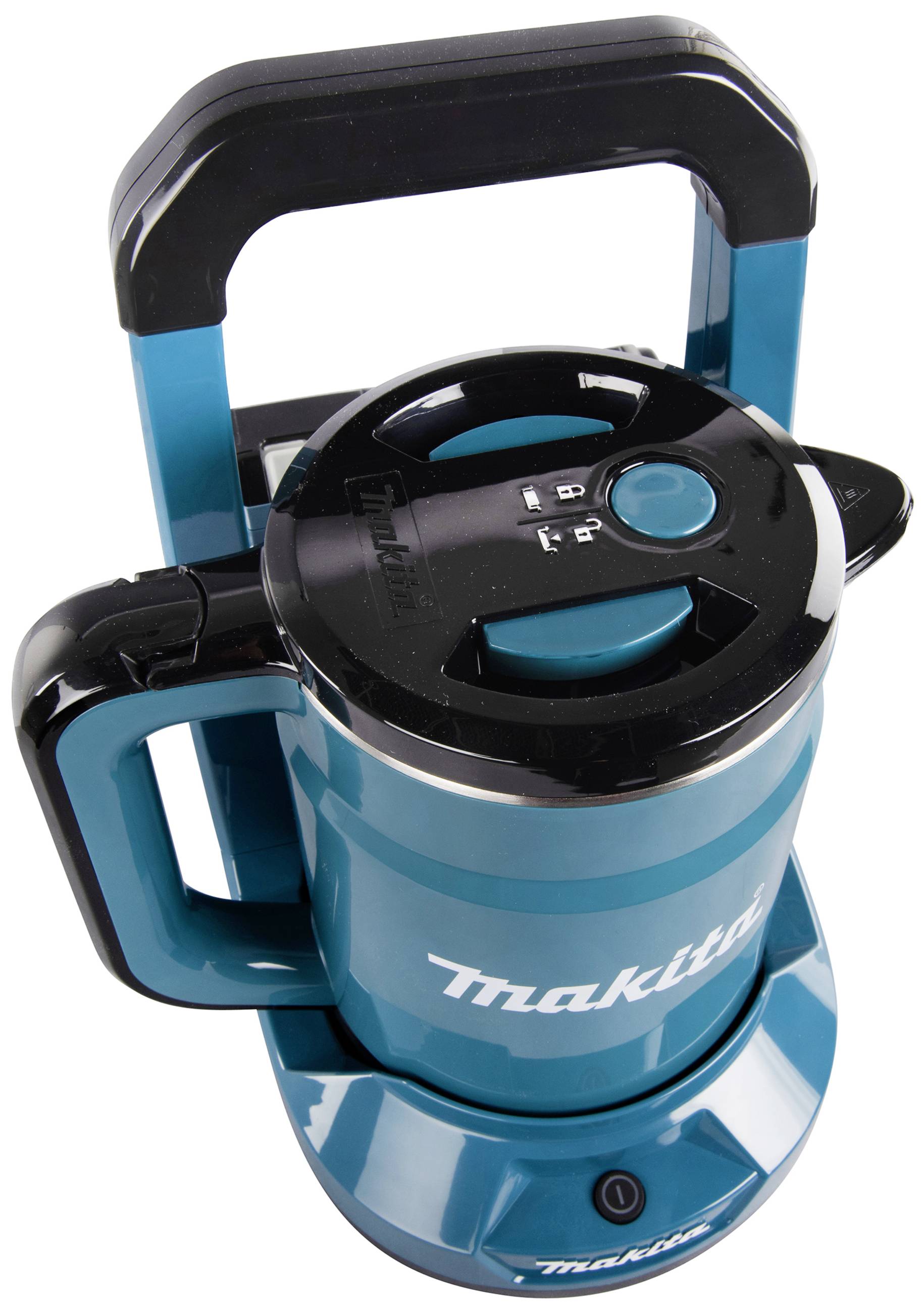Ein blauer elektrischer Wasserkocher mit Griff und Basisstation, auf der der Markenname 'Makita' zu sehen ist.