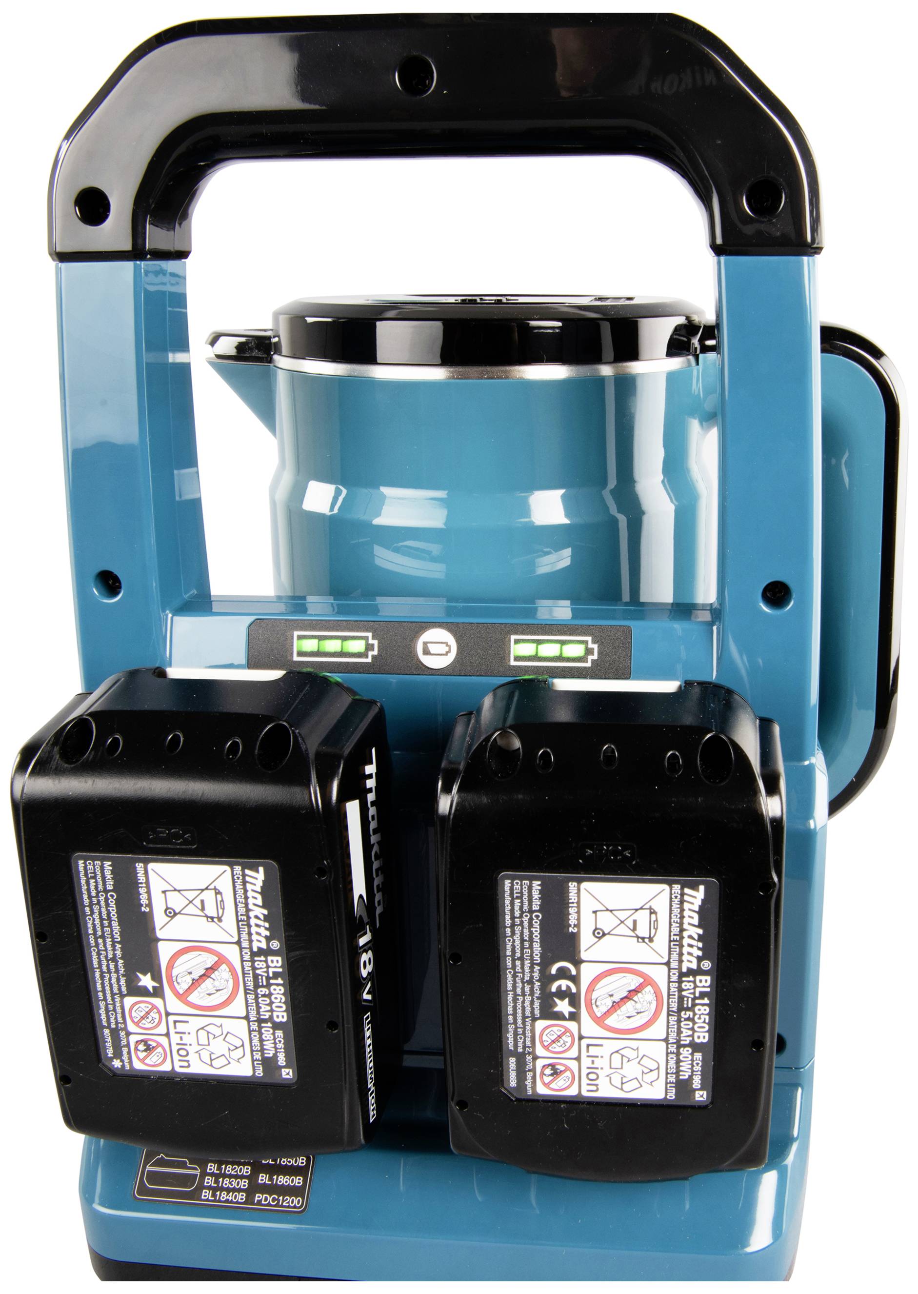 Tragbare Kaffeemaschine mit zwei Akkus, die auf einer Plattform befestigt sind. Die Maschine ist blau und schwarz.