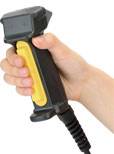 Eine Hand hält einen Barcode-Scanner mit gelbem Griff und schwarzem Kabel. Der Scanner ist schräg nach oben gerichtet.