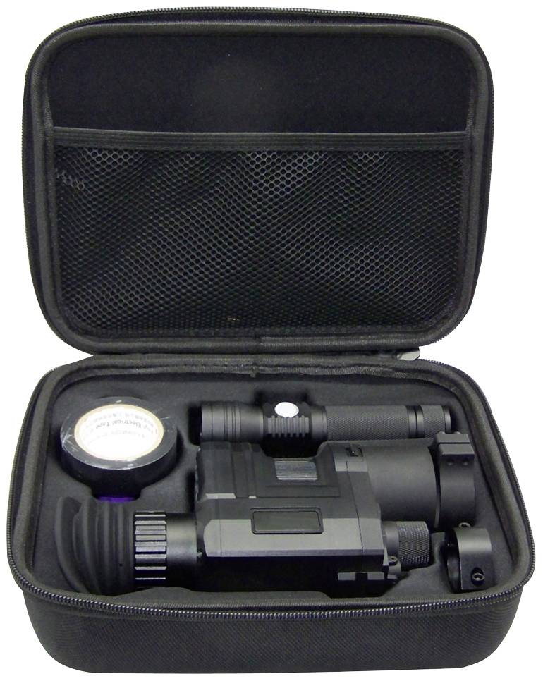 Nachtsichtgerät in einer offenen, schwarzen Tasche mit Netzinnenfach, inklusive Zubehör, wie Objektivabdeckung und Montageringe.