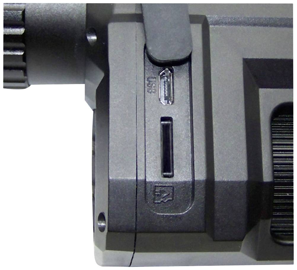 Nahaufnahme eines elektronischen Geräts mit einem Steckplatz für SD- und USB-Kartenadapter auf der linken Seite.