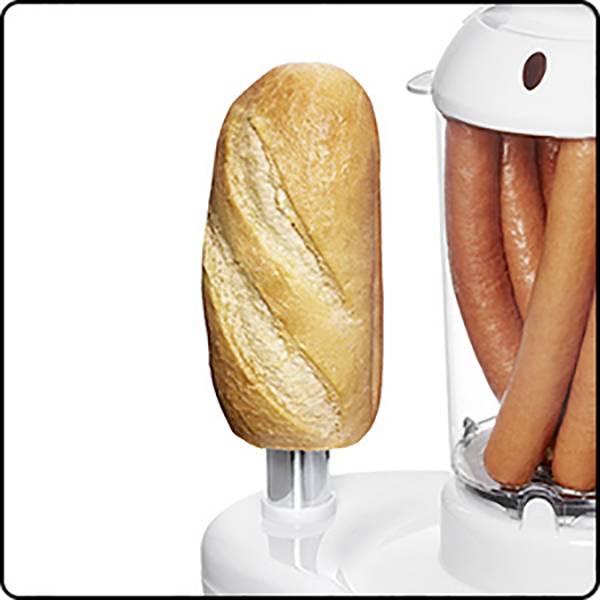 Brötchen neben Maschine mit warmen Hotdogs im Glasbehälter, bereit zur Zubereitung.