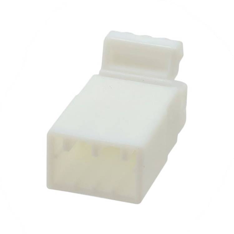 Ein weißer, rechteckiger Kunststoffstecker mit mehreren Schlitzen, der zur Verbindung elektrischer Komponenten verwendet wird.