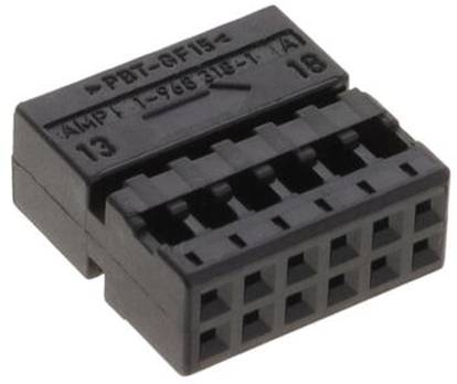 Ein schwarzer Kunststoff-Elektrostecker mit 18 Steckerplätzen, 9 Plätze auf jeder Seite, in zwei Reihen angeordnet. Text oben beschriftet den Stecker.