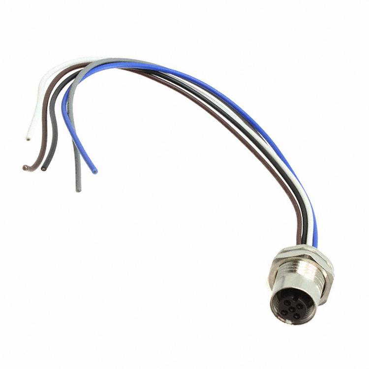 Ein metallischer kreisförmiger Stecker mit sechs mehrfarbigen Drähten, die herausragen, wird für elektronische Geräte verwendet.