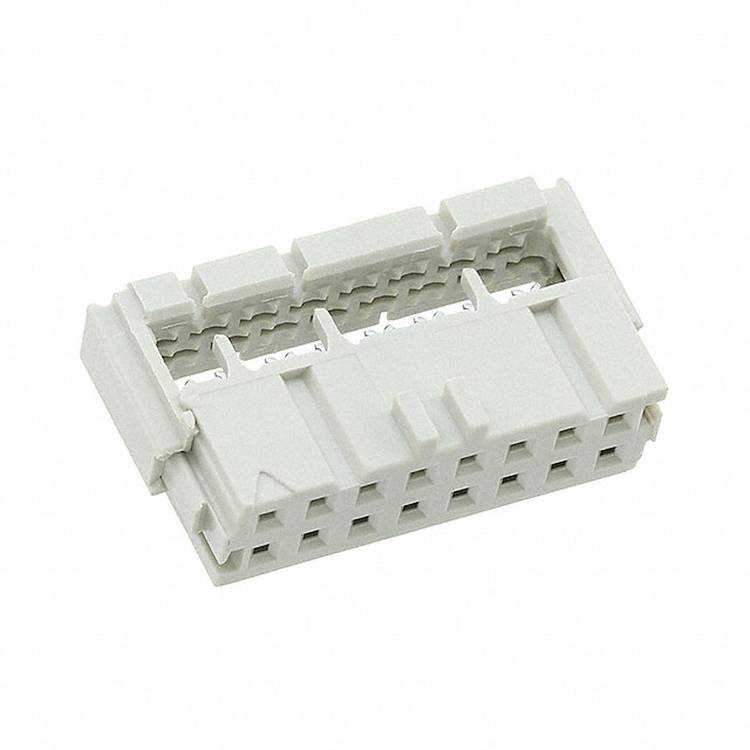 Ein weißer Kunststoffstecker mit mehreren Schlitzen, der für elektronische oder Computerhardware-Verbindungen verwendet wird.