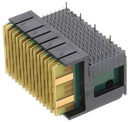 Nahaufnahme eines schwarzen elektronischen Steckers mit mehreren Goldkontakten, die in Reihen angeordnet sind und auf seine Verwendung für Leiterplattensteckverbindungen hindeuten.