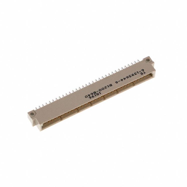 Eine beige elektronische Steckerkomponente mit mehreren parallelen Metallstiften zur Leiterplattenbefestigung, gekennzeichnet mit '8139964-G B1200-586'.