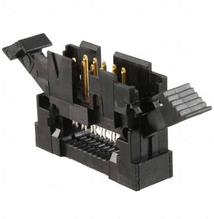 Ein schwarzer Kunststoff-Elektronikstecker mit mehreren Goldkontakten und Seitenklemmen zur Befestigung an einem Gerät oder Kabel.
