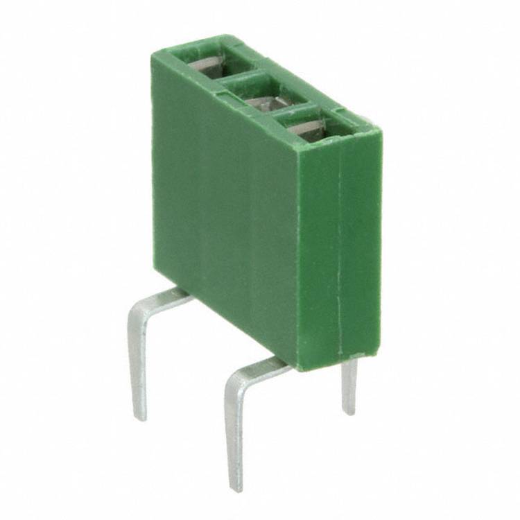 Ein grüner dreipoliger elektronischer Stecker mit Metallkontakten, der für elektrische Verbindungen auf Leiterplatten verwendet wird.