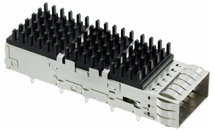 Ein SFP-DD (Small Form-factor Pluggable Double Density) Stecker mit metallischem Gehäuse und schwarzen Kühlrippen auf der Oberseite.