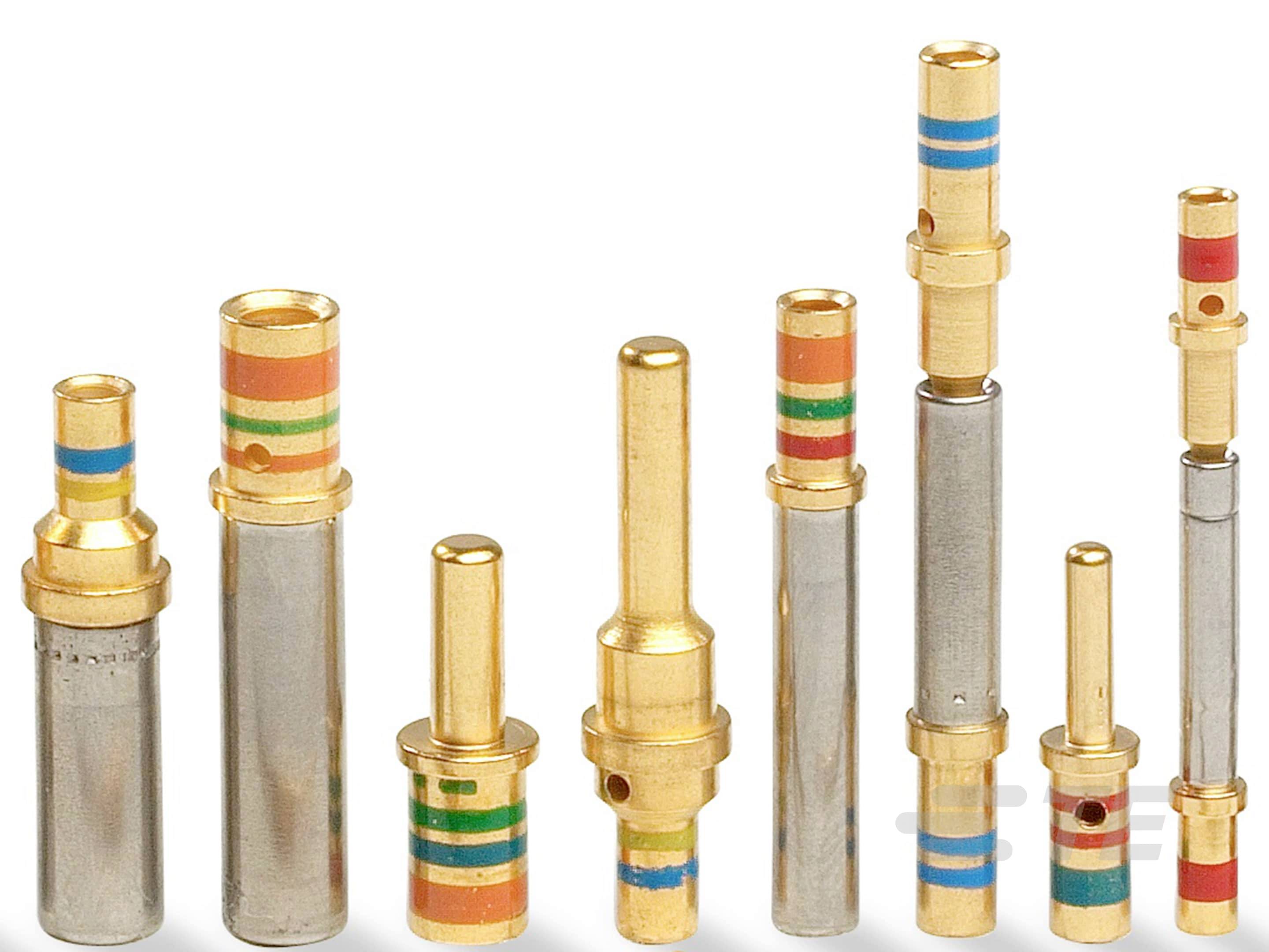 Mehrere goldene und silberne Stiftkontakte mit farbigen Markierungen in verschiedenen Größen, stehend in einer Reihe.