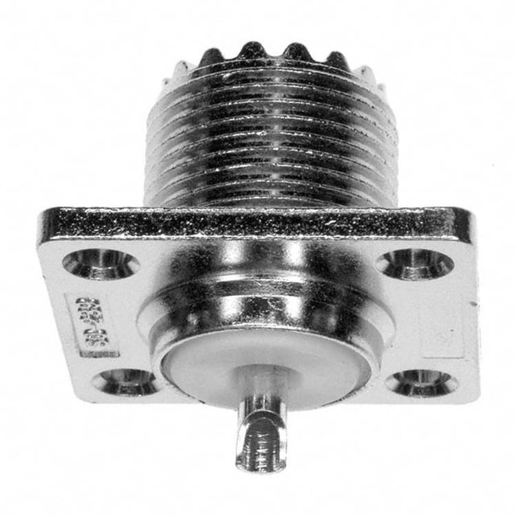 Ein metallischer Stecker mit einer Gewinde-Außenseite und einem zentralen Stift wird gezeigt, der für sichere elektrische Verbindungen in Geräten ausgelegt ist.