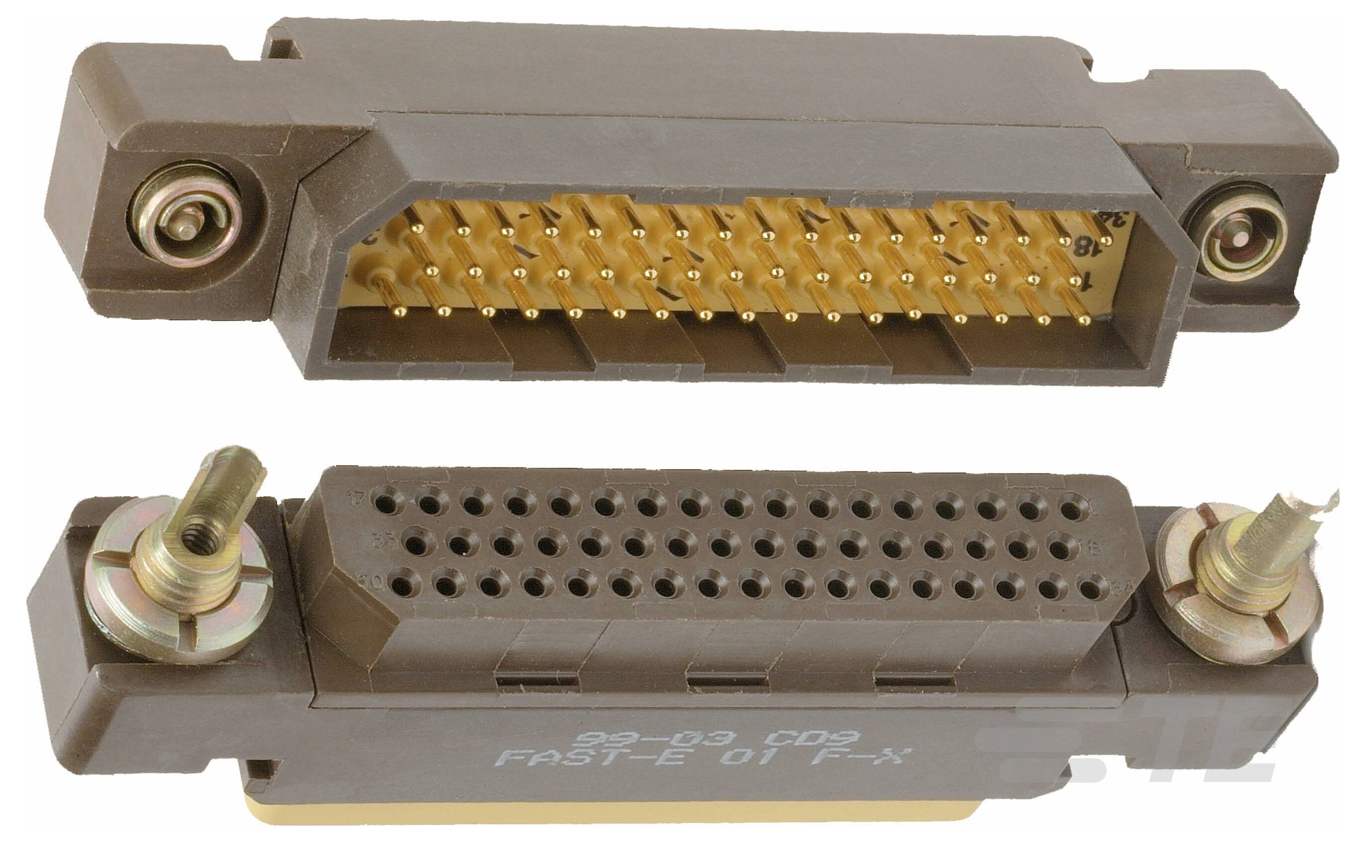 Zwei braune rechteckige Elektrostecker, einer mit Stiften und der andere mit Buchsen, mit Befestigungsschrauben.