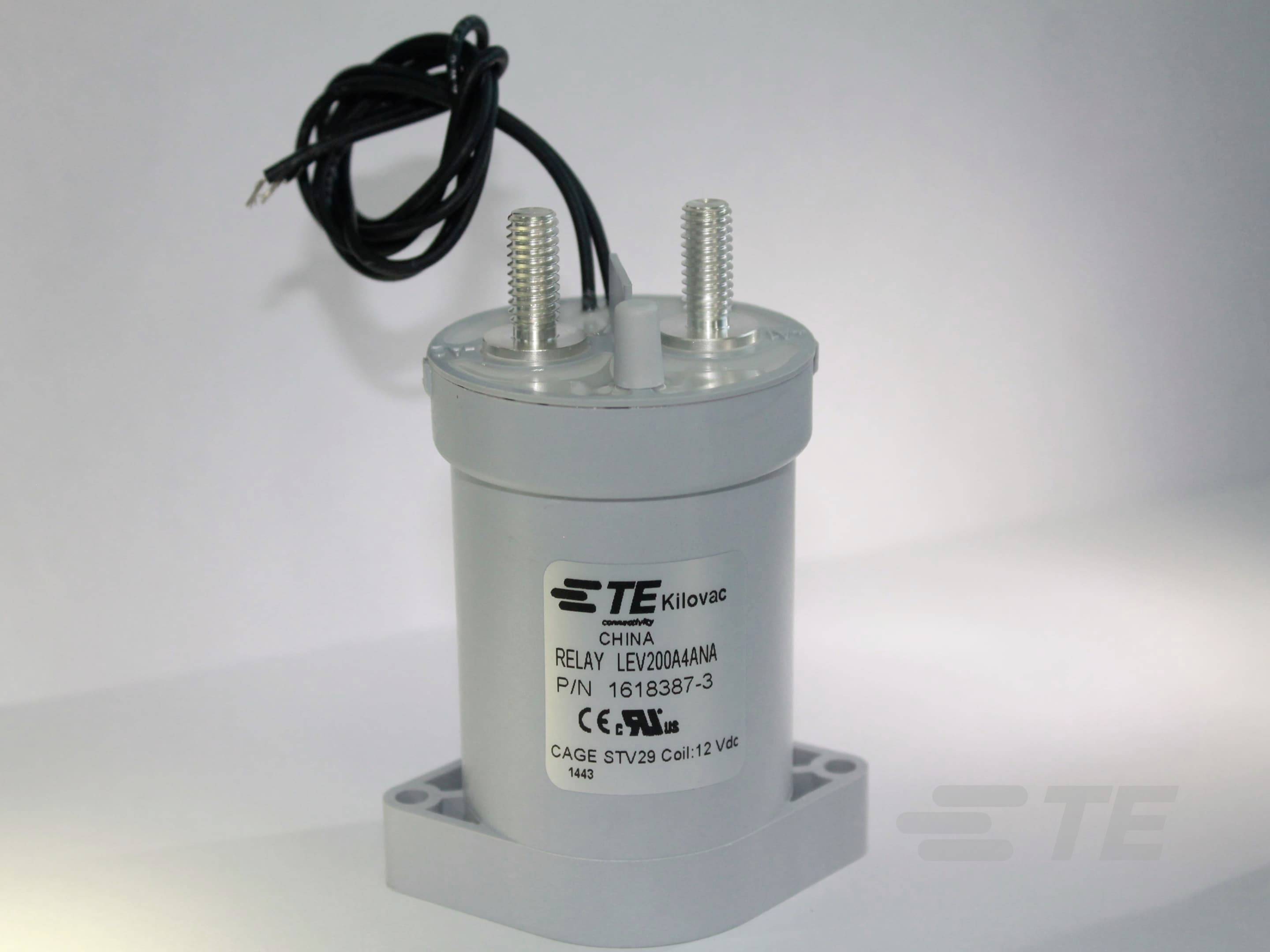 Elektrisches Relais mit Metallgehäuse und zwei Anschlüssen oben. Beschriftung: 'TE Kilovac'. Wird zur Schaltung in elektrischen Systemen verwendet.