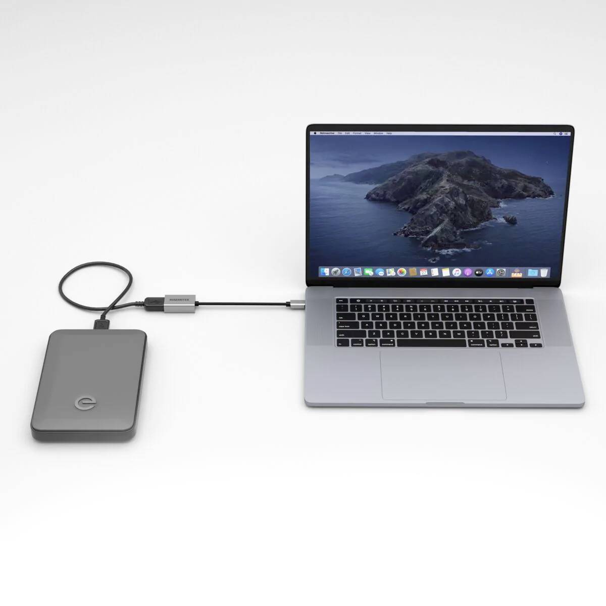 Ein Laptop mit einer externen Festplatte verbunden. Der Laptop zeigt den Desktopbildschirm. Kabel verbindet beide Geräte.