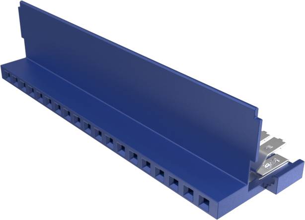 Eine blaue metallische Komponente, die einer Schiene mit Schlitzen entlang ihrer Länge ähnelt, möglicherweise für industrielle oder mechanische Montageanwendungen verwendet.