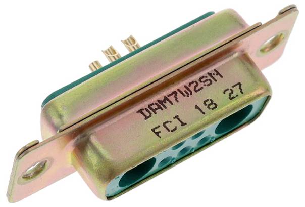 Ein goldfarben elektrischer Stecker mit vier Stifflöchern und mit der Bezeichnung 'DAM7W2SM FCI 18 27'.