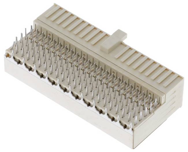Eine Nahaufnahme eines cremefarbenen Elektrosteckverbinders mit mehreren Metallstiften und einer Verriegelungsfunktion oben.