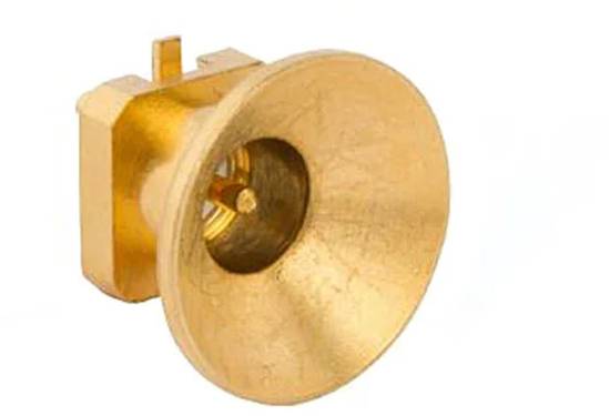 Eine goldene Messinzdüse mit einer breiten, konischen Öffnung, geeignet zur Verwendung in Sprinkleranlagen oder ähnlichen Anwendungen.