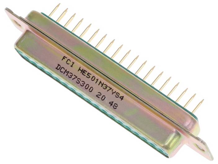 Eine Metallelektronikkomponente mit mehreren Stiften, wahrscheinlich ein Stecker, mit der Bezeichnung „FC1