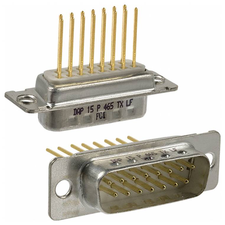 Eine Nahaufnahme eines RJ45-Ethernet-Steckers, der seine Metallkontakte und das Kunststoffgehäuse zeigt.