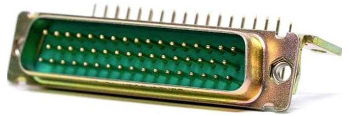 Rechteckiger 50-poliger D-Sub-Stecker mit sichtbaren Stiften, verwendet zur Datenübertragung in Computerhardware oder Netzwerkausrüstung.