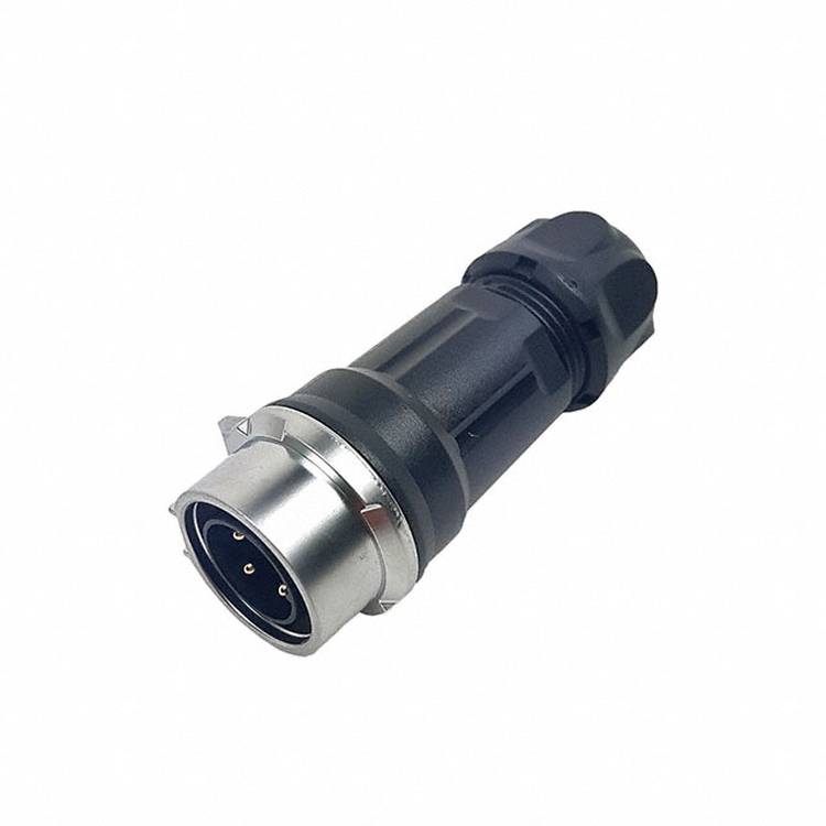 Ein metallischer zylindrischer elektrischer Stecker mit drei Stiften und einem schwarzen Kunststoffgehäuse.