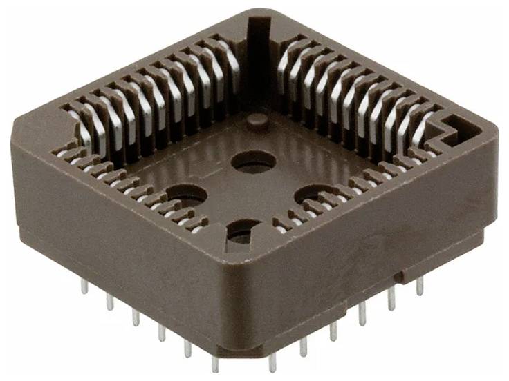 Eine braune Kunststoff-Chip-Fassung mit mehreren Metallstiften, die aus ihren Seiten hervorstehen, wird zum Montieren elektronischer integrierter Schaltkreise verwendet.