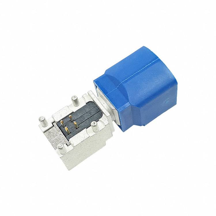 Ein blau und silberner elektrischer Stecker mit sichtbaren Pins, konzipiert zum Einstecken in einen Anschluss, gezeigt aus einer angewinkelten Draufsicht auf weißem Hintergrund.