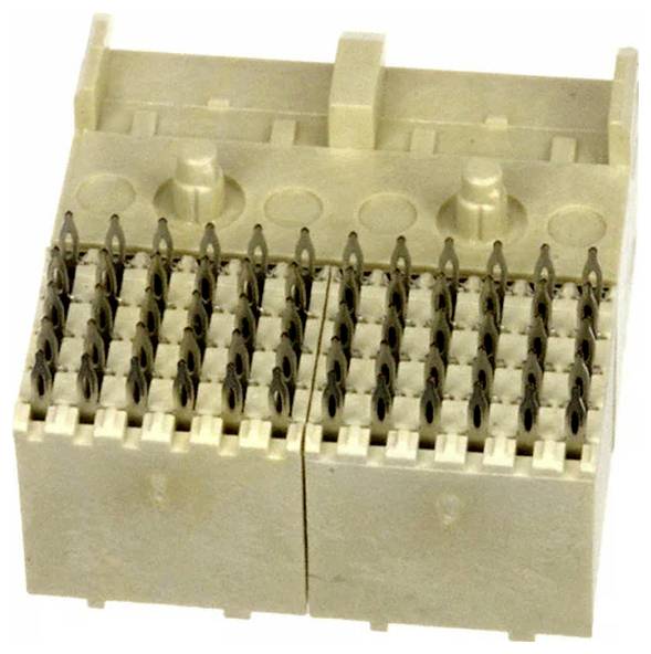 Ein beiger Elektrostecker mit mehreren Metallstiften, die in Reihen angeordnet sind, wahrscheinlich für Leiterplattenverbindungen verwendet.