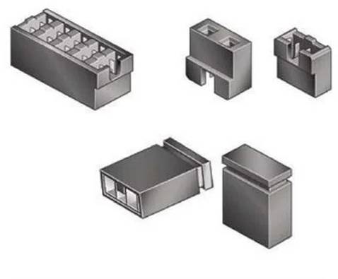 Bild zeigt verschiedene graue Elektrostecker in unterschiedlichen Formen und Größen, die ihr strukturelles Design und ihre Form veranschaulichen.