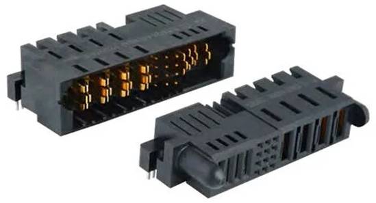 Zwei schwarze rechteckige elektronische Stecker mit mehreren Goldkontakten im Inneren, entwickelt für die Verbindung von Leiterplatten.
