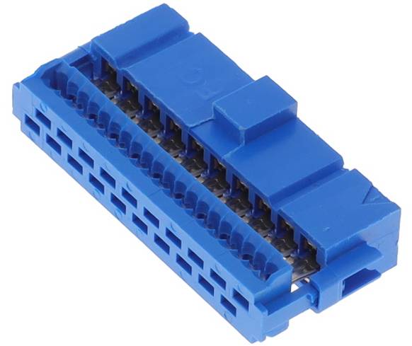 Eine Reihe vergoldeter männlicher Stiftleisten, die zum Verbinden elektronischer Komponenten verwendet werden, auf weißem Hintergrund.