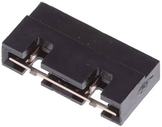 Ein 3D-Modell eines Holzblockes mit vertikalen Latten. Der obere Teil hat Ausschnitte und eine dunkle Außenseite, während der untere Bereich metallische Verlängerungen zeigt.