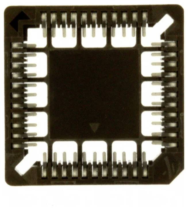Ein quadratischer integrierter Schaltkreis (IC) Sockel mit mehreren Pins, die an den Kanten angeordnet sind und Verbindungspunkte für einen IC-Chip anzeigen.