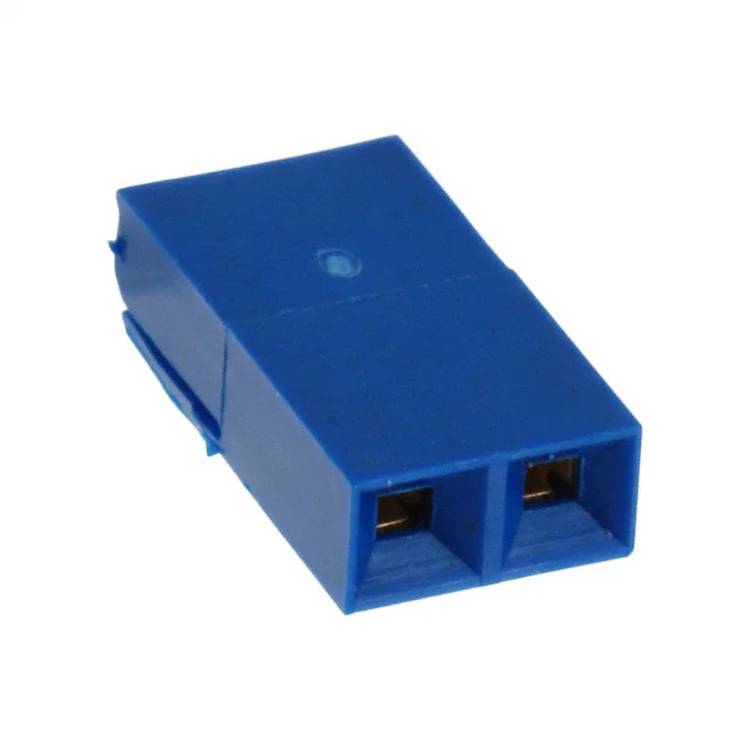 Die Hände einer Person verbinden einen USB-Hub mit angeschlossenem USB-Stick mit einem Laptop auf einem Schreibtisch mit leuchtenden grünen Lichtern und Monitoren darüber.